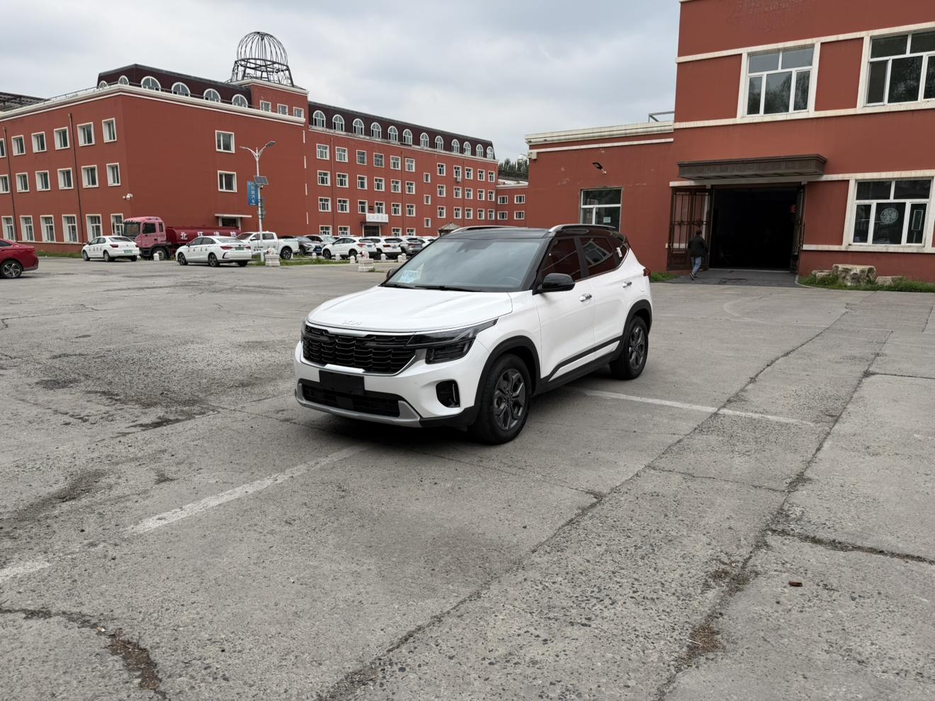 Kia Seltos 2023, 1.5 л, вариатор (CVT), передний, пробег 29 000 км — авто из Китая с пробегом
