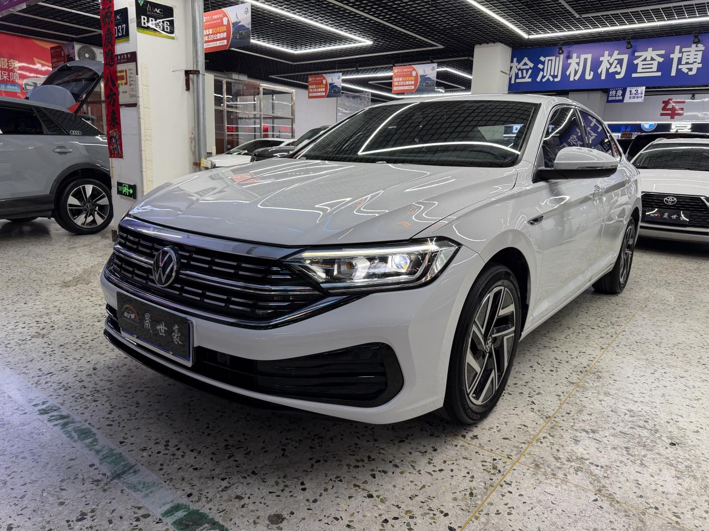 Volkswagen Jetta 2023, 1.4 л турбо, робот (DCT), передний, пробег 42 000 км — авто из Китая с пробегом