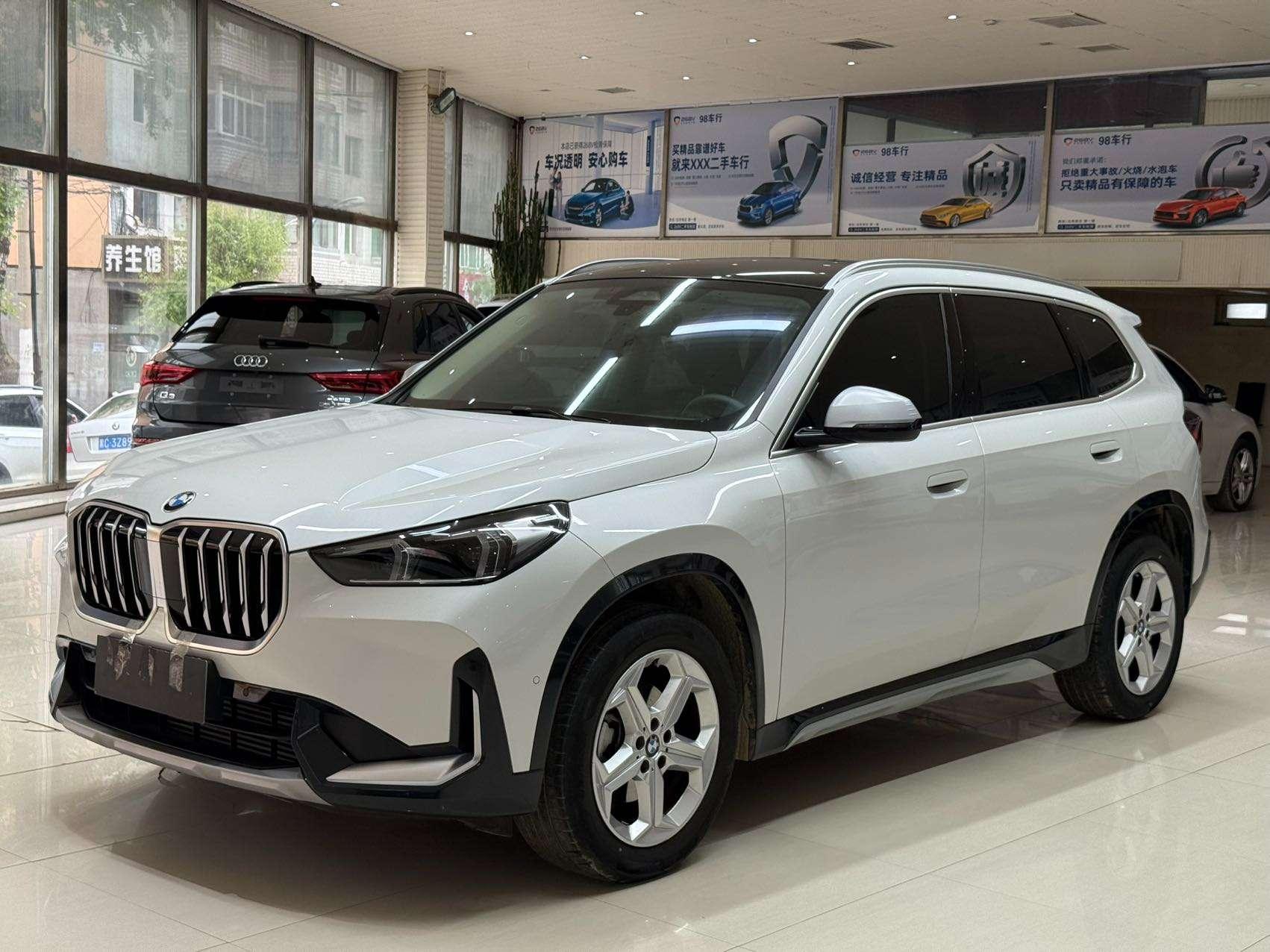BMW X1 2023, 1.5 л турбо, робот (DCT), передний, пробег 27 000 км — авто из Китая с пробегом