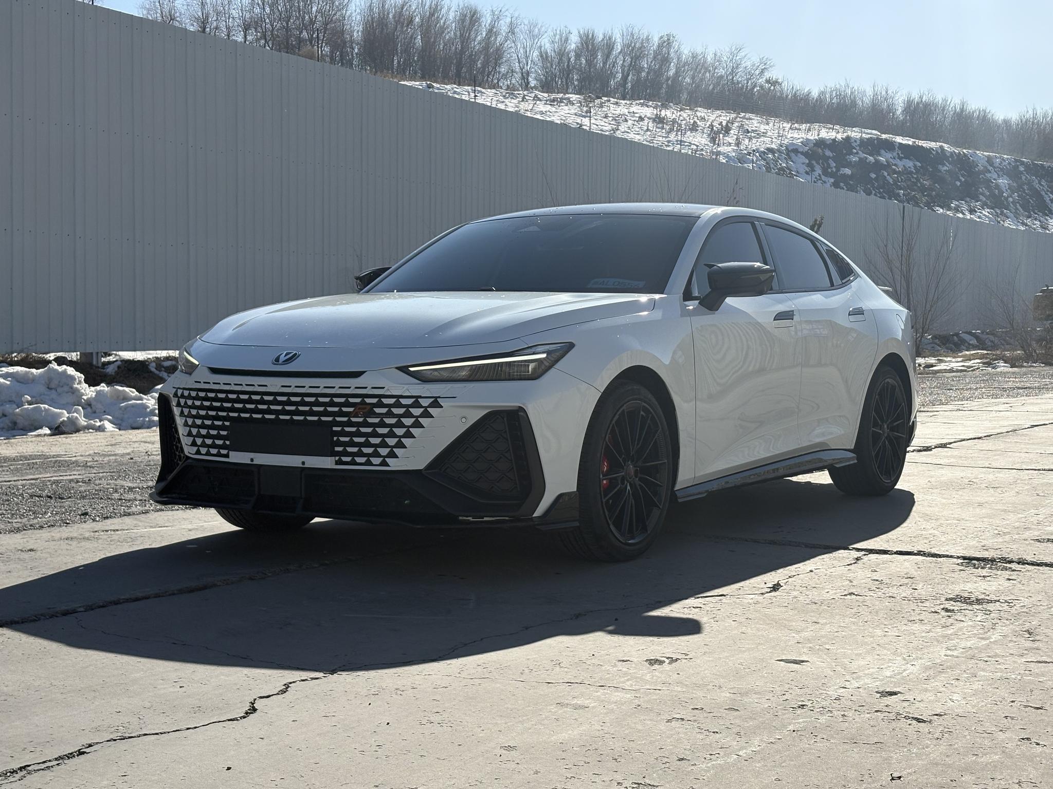 Changan UNI-V 2024, 2 л турбо, автомат, передний, пробег 20 000 км — авто из Китая с пробегом