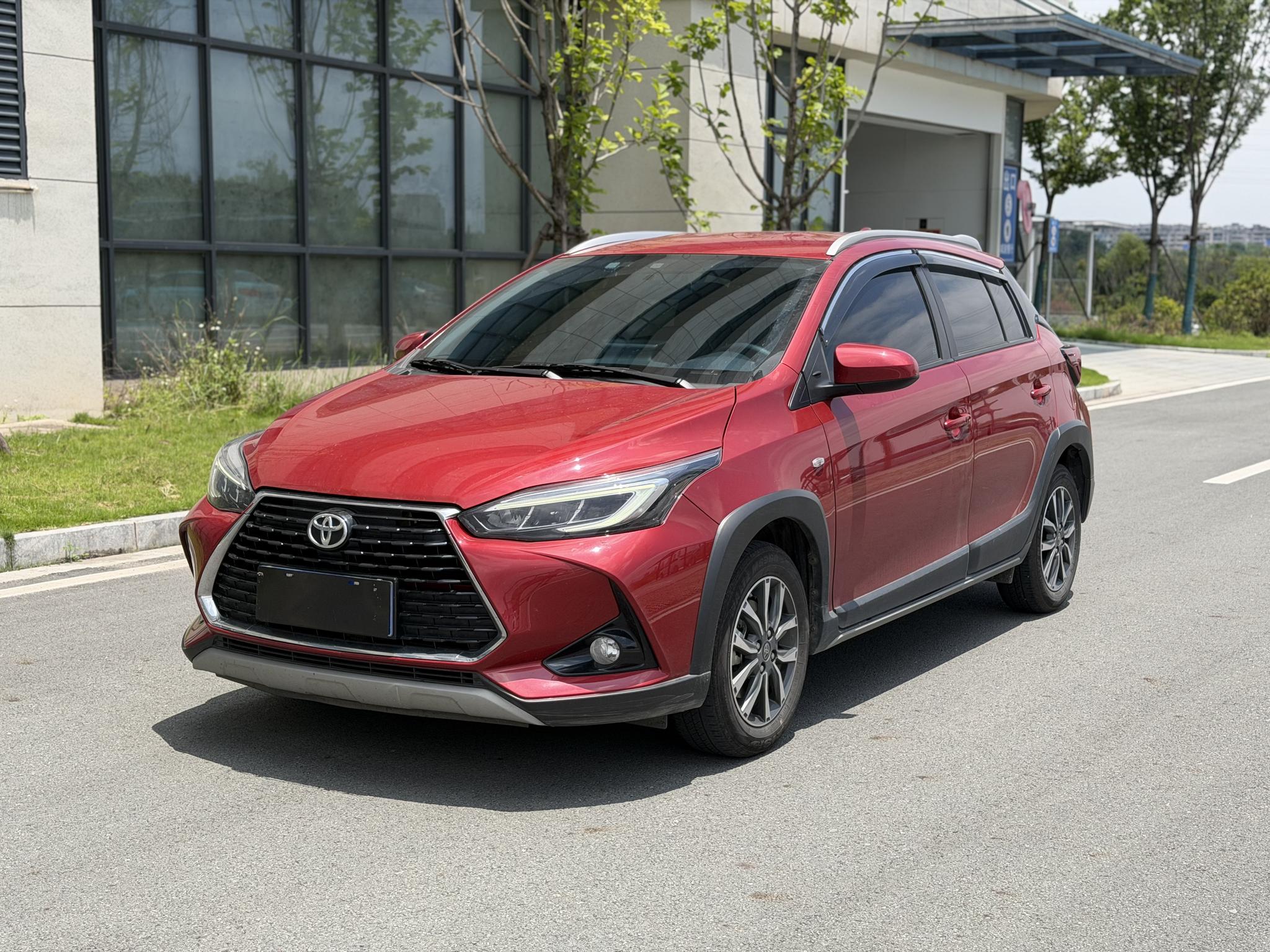 Toyota Yaris 2022, 1.5 л, вариатор (CVT), передний, пробег 29 200 км — авто из Китая с пробегом