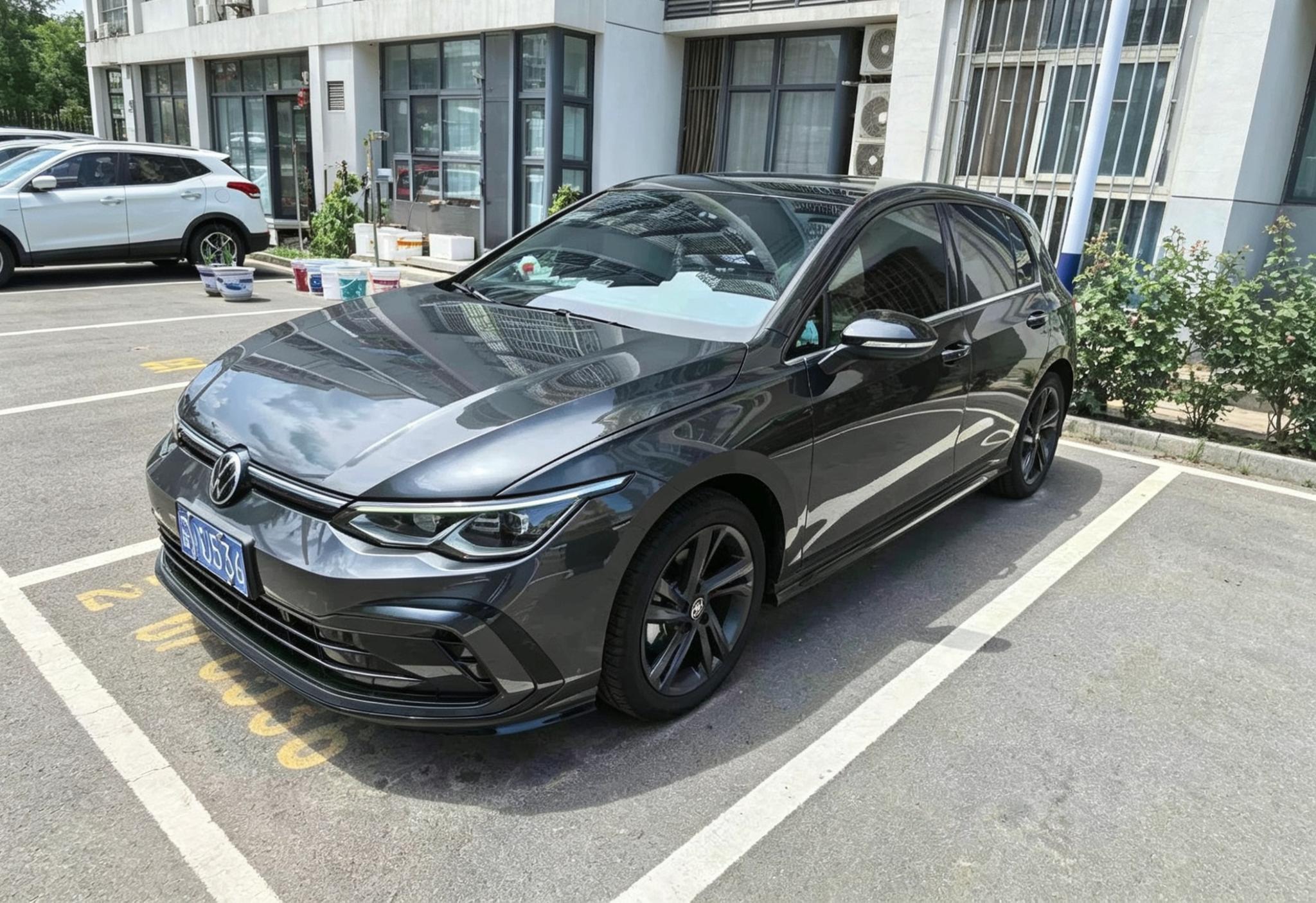 Volkswagen Golf 2023, 1.4 л турбо, робот (DCT), передний, пробег 14 000 км — авто из Китая с пробегом