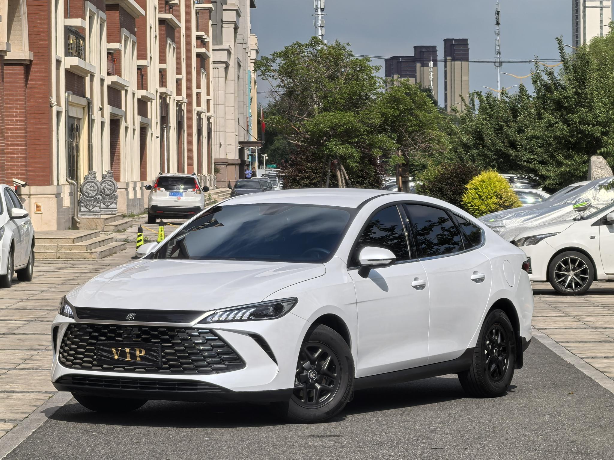 BYD Qin PLUS 2025, 1.5 л, вариатор (CVT), передний, пробег 15 000 км — авто из Китая с пробегом
