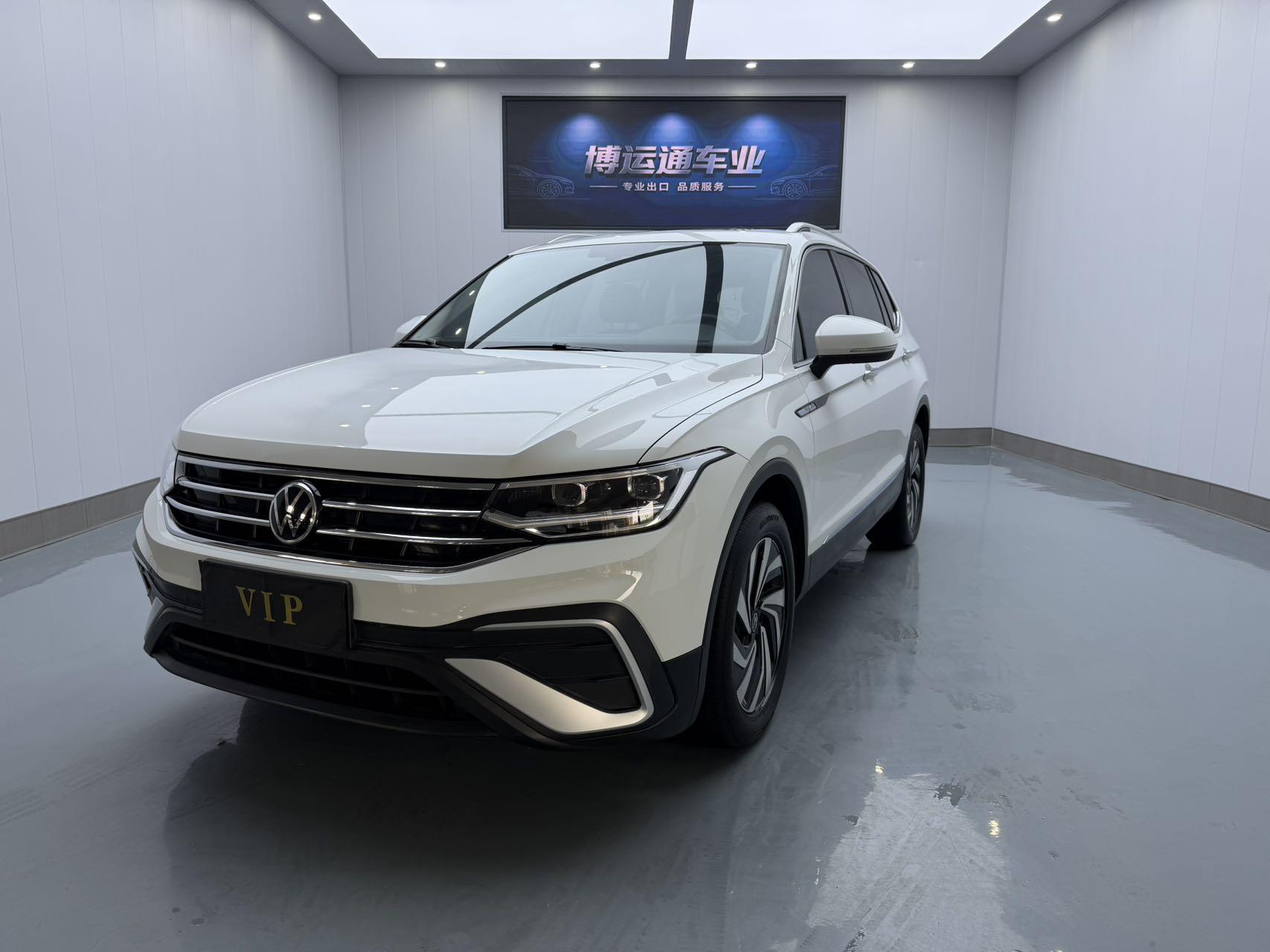 Volkswagen Tiguan 2023, 1.4 л турбо, робот (DCT), передний, пробег 19 000 км — авто из Китая с пробегом