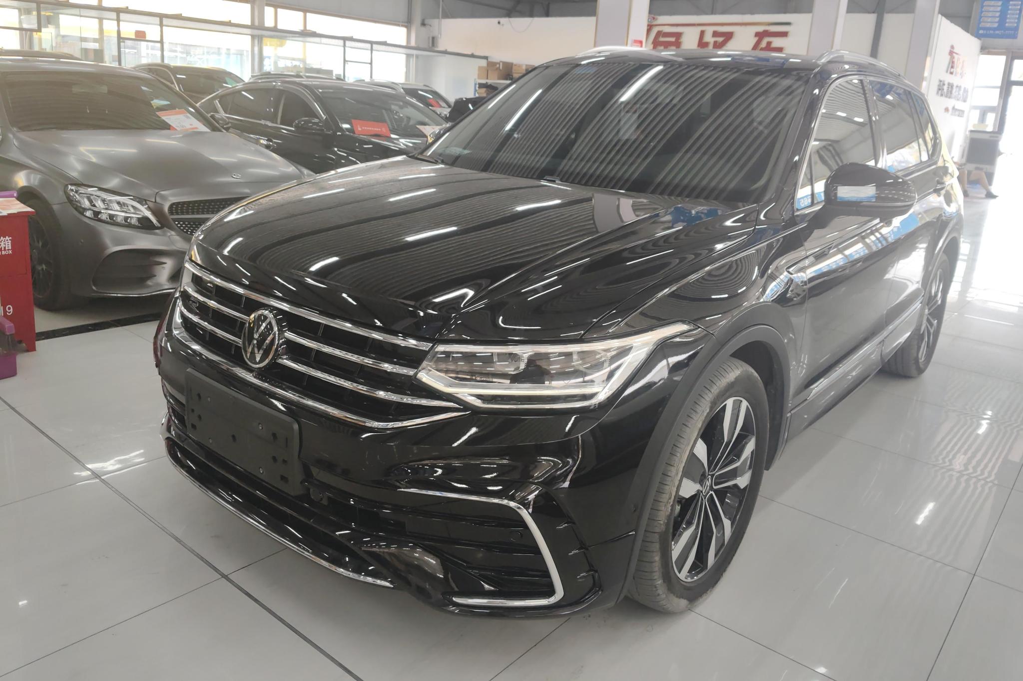 Volkswagen Tiguan 2022, 2 л турбо, робот (DCT), передний, пробег 8 500 км — авто из Китая с пробегом