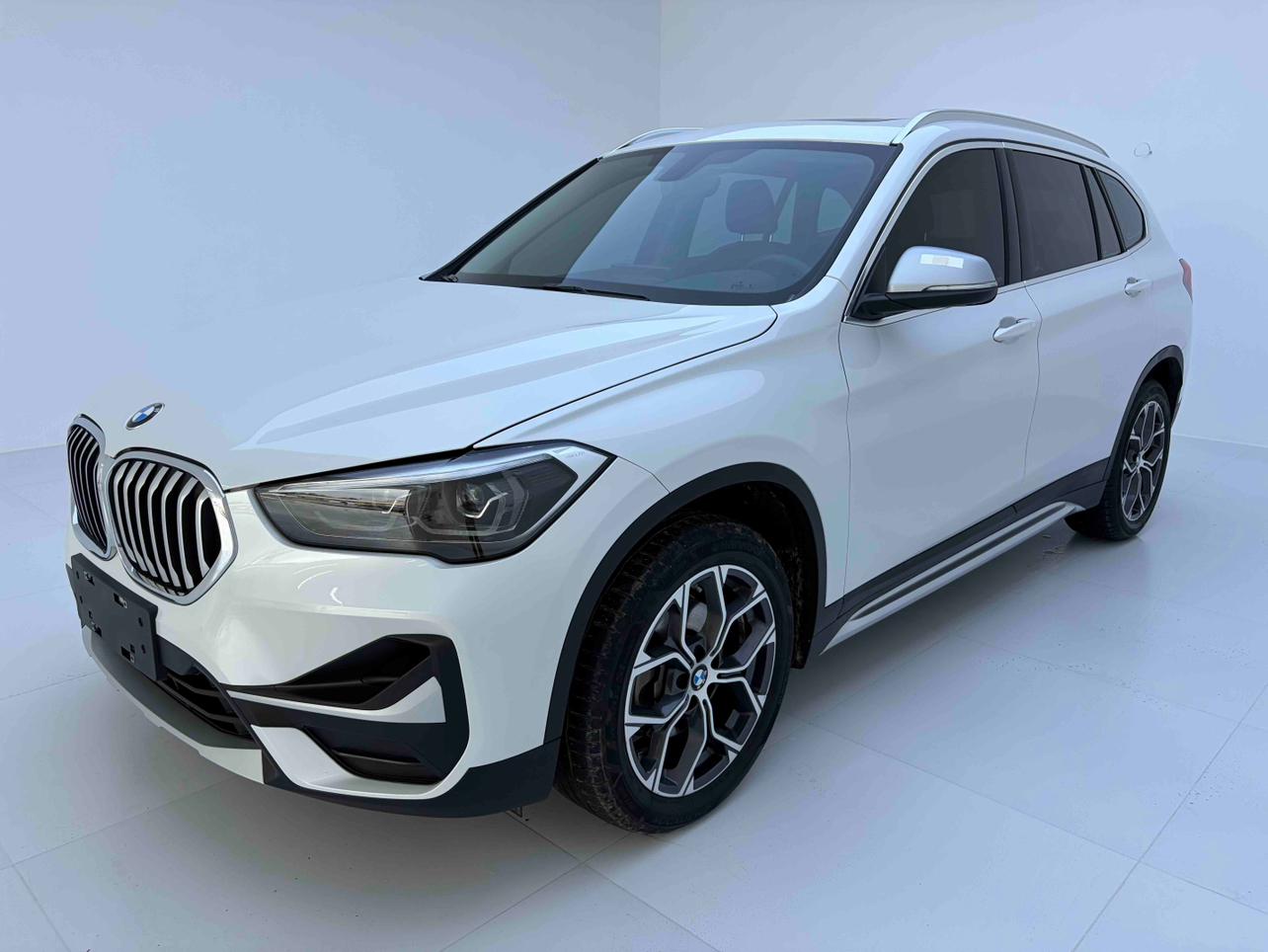 BMW X1 2022, 1.5 л турбо, робот (DCT), передний, пробег 32 000 км — авто из Китая с пробегом