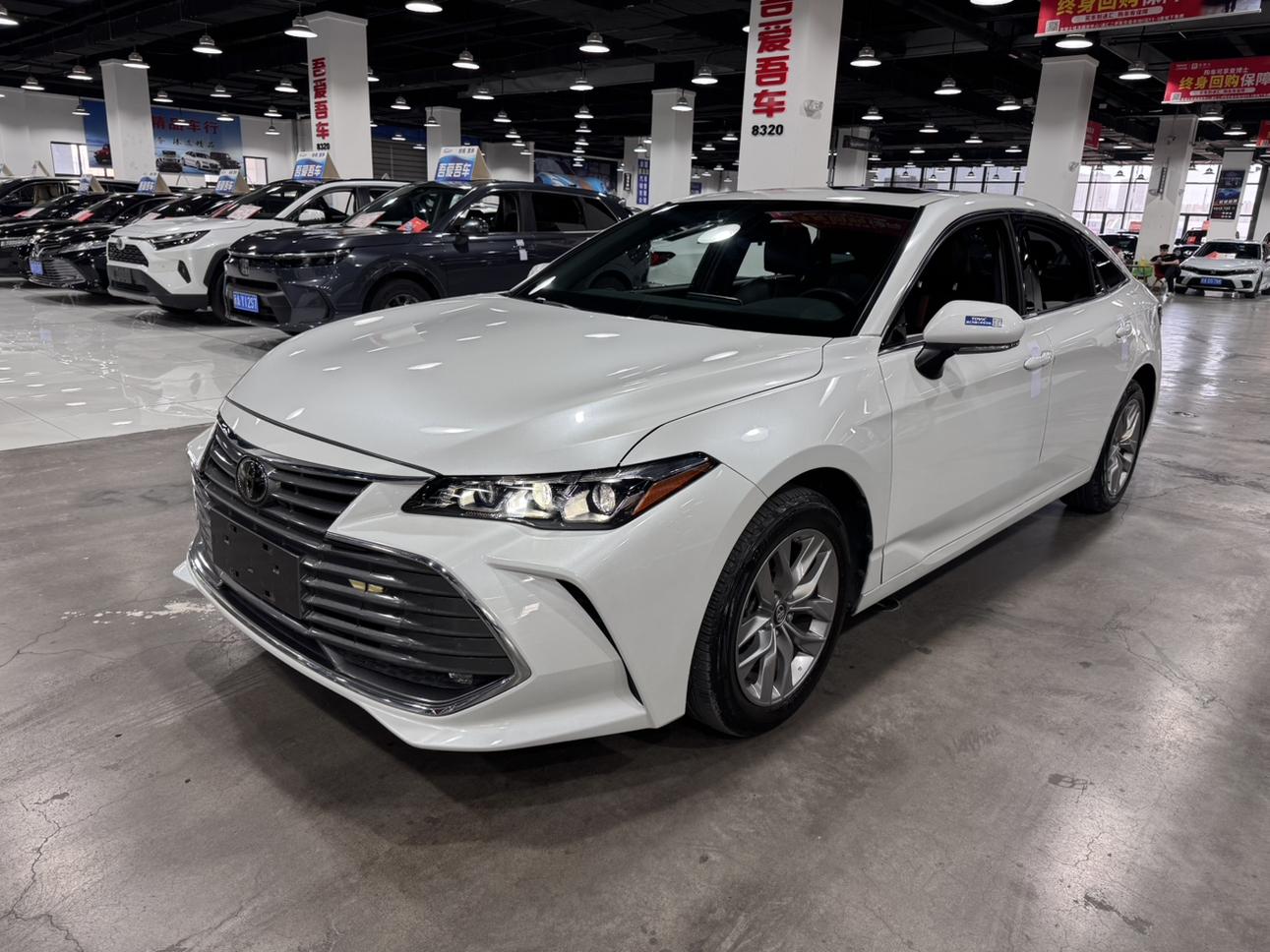 Toyota Avalon 2022, 2 л, вариатор (CVT), передний, пробег 130 000 км — авто из Китая с пробегом