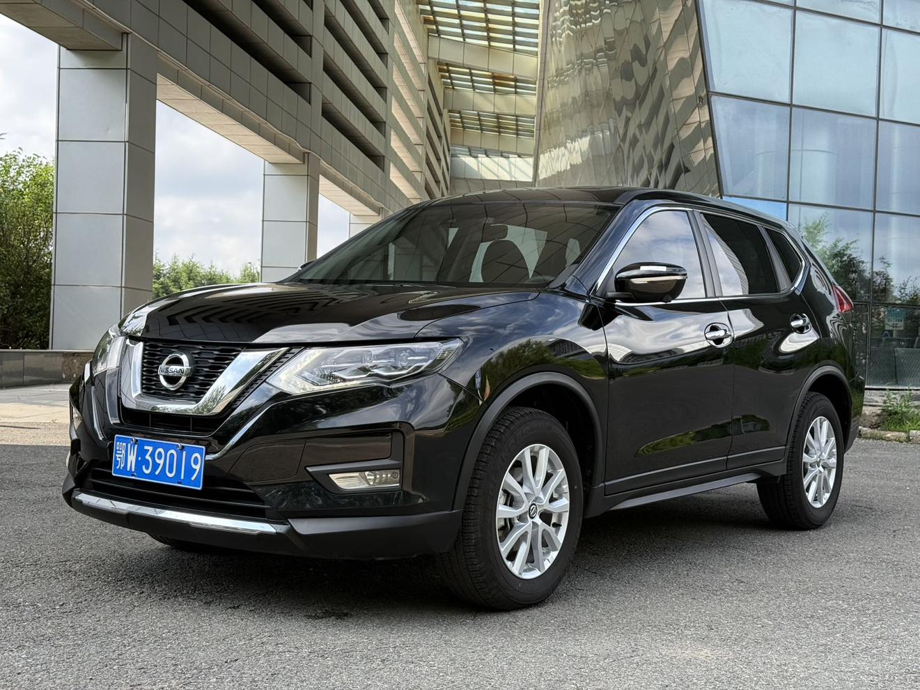 Nissan X-Trail 2023, 2 л, вариатор (CVT), передний, пробег 14 000 км — авто из Китая с пробегом