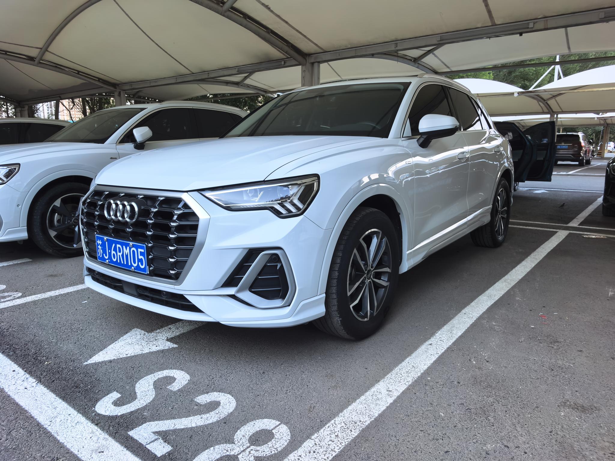 Audi Q3 2022, 1.4 л турбо, робот (DCT), передний, пробег 36 000 км — авто из Китая с пробегом