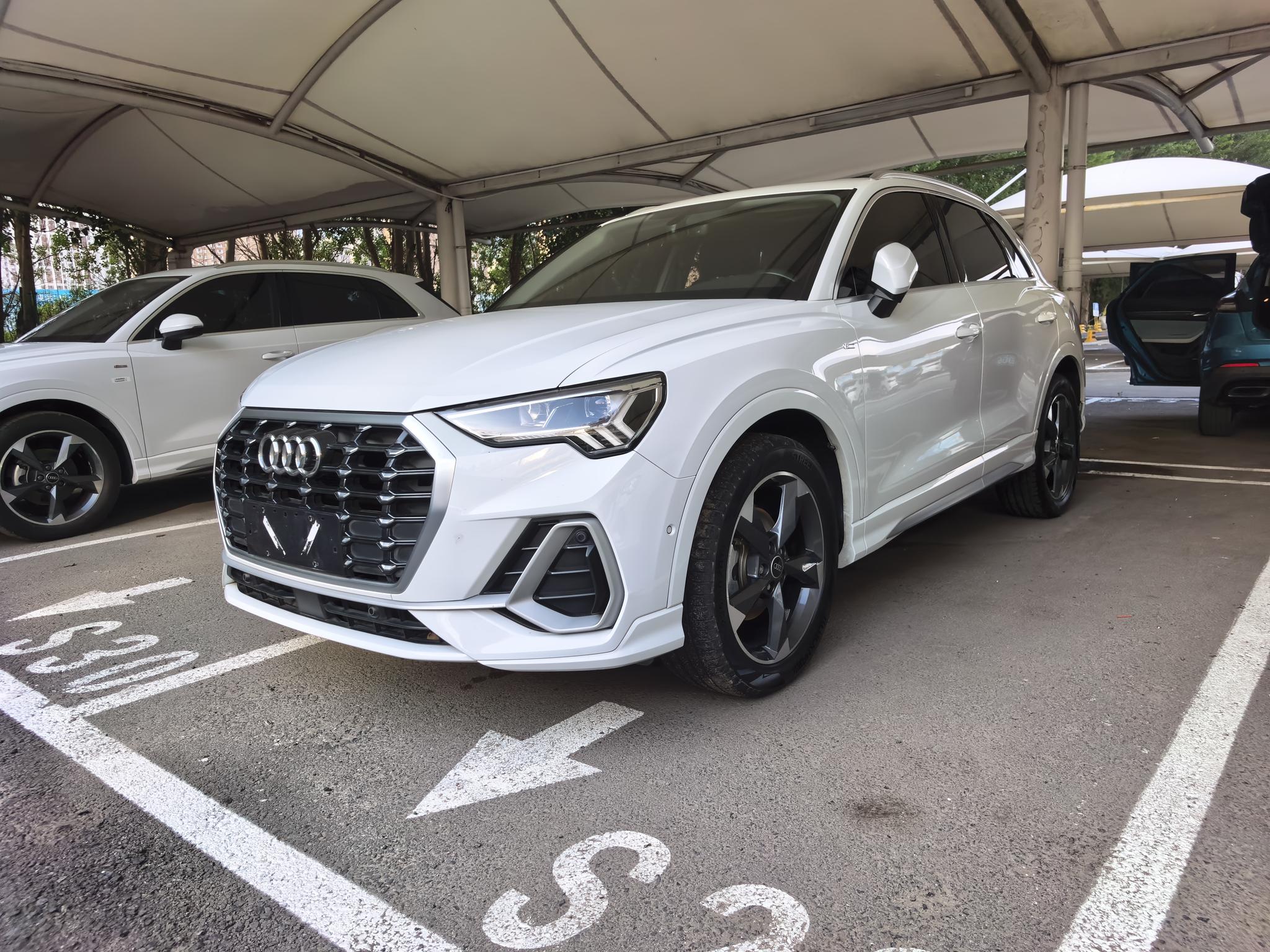 Audi Q3 2022, 1.4 л турбо, робот (DCT), передний, пробег 59 000 км — авто из Китая с пробегом