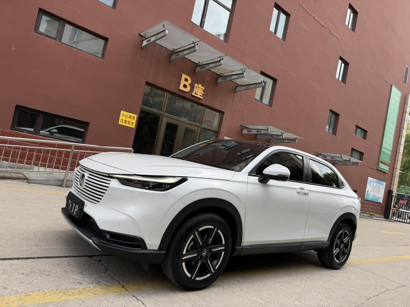 Honda Vezel 2023, 1.5 л, вариатор (CVT), передний, пробег 34 000 км — авто из Китая с пробегом