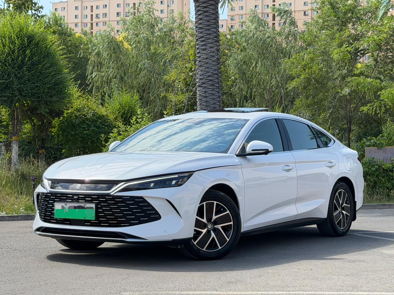BYD Qin L DM 2024, 1.5 л, вариатор (CVT), передний, пробег 31 000 км — авто из Китая с пробегом