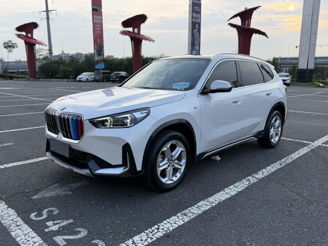 BMW X1 2023, 1.5 л турбо, робот (DCT), передний, пробег 14 000 км — авто из Китая с пробегом