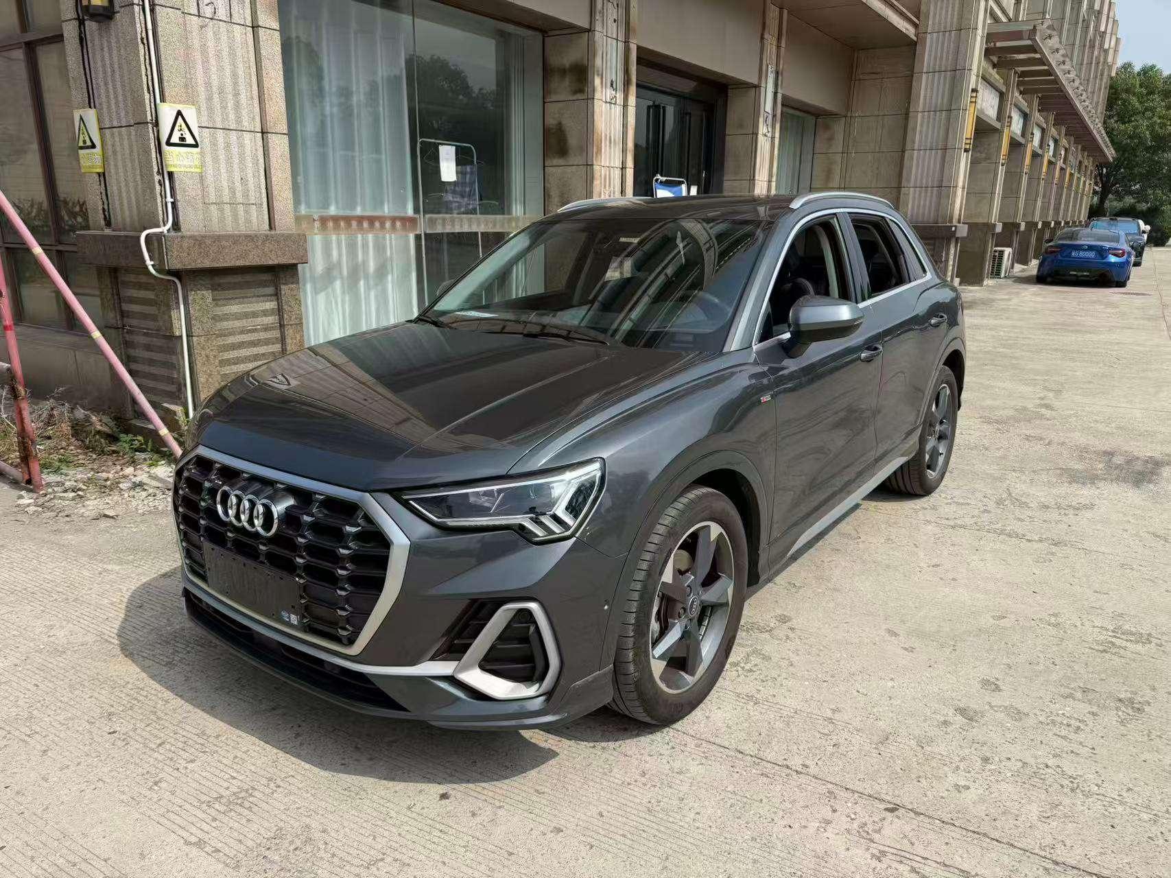 Audi Q3 2023, 1.4 л турбо, робот (DCT), передний, пробег 12 000 км — авто из Китая с пробегом