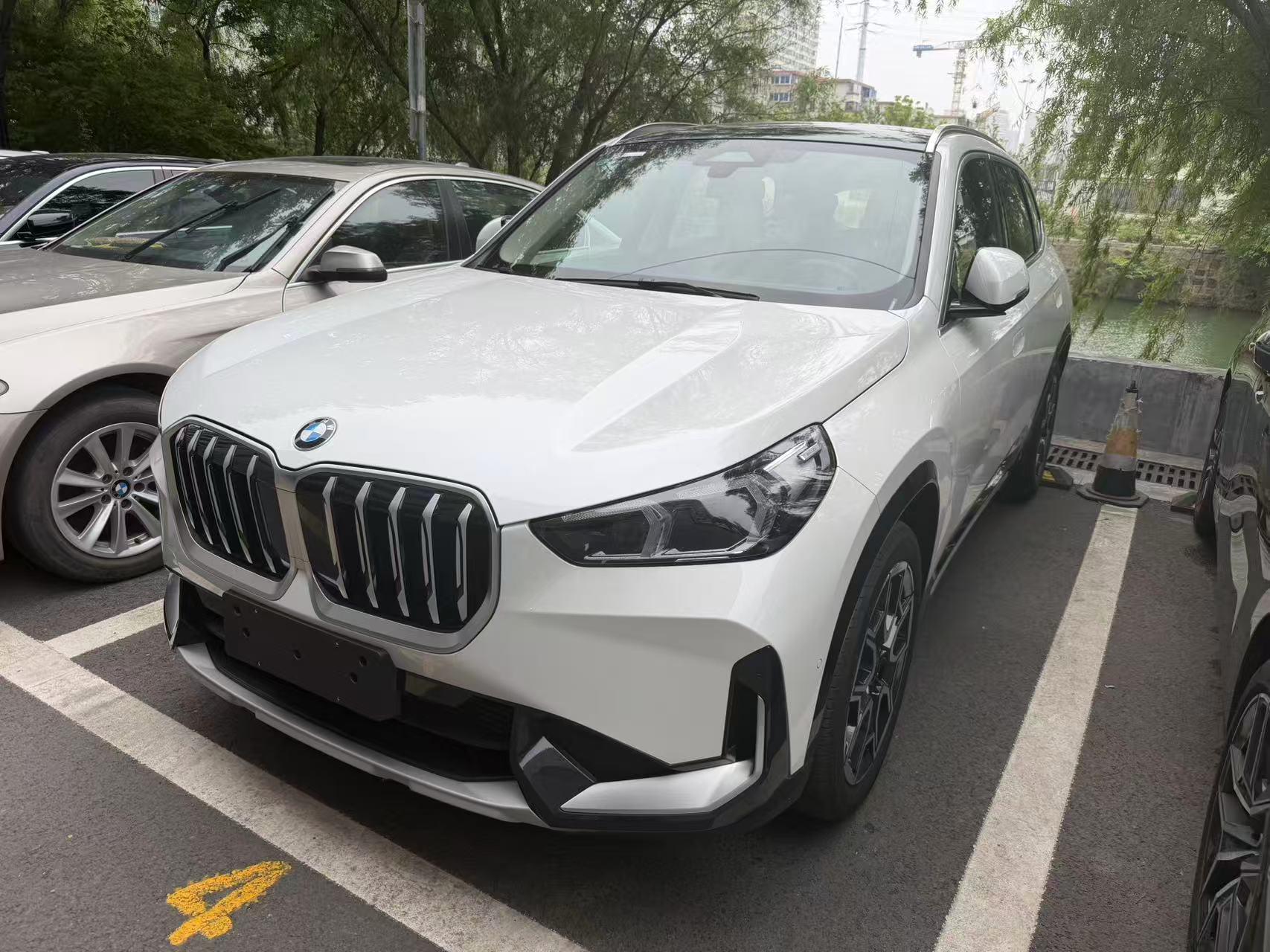 BMW X1 2025, 2 л турбо, робот (DCT), передний, пробег 3 300 км — авто из Китая с пробегом