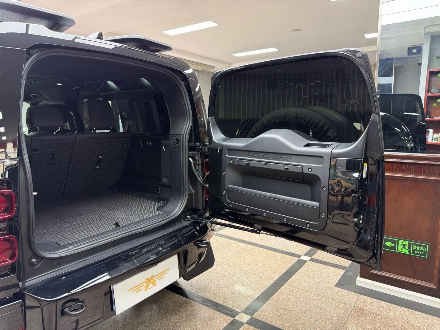 Land Rover Defender 2023, фото 14