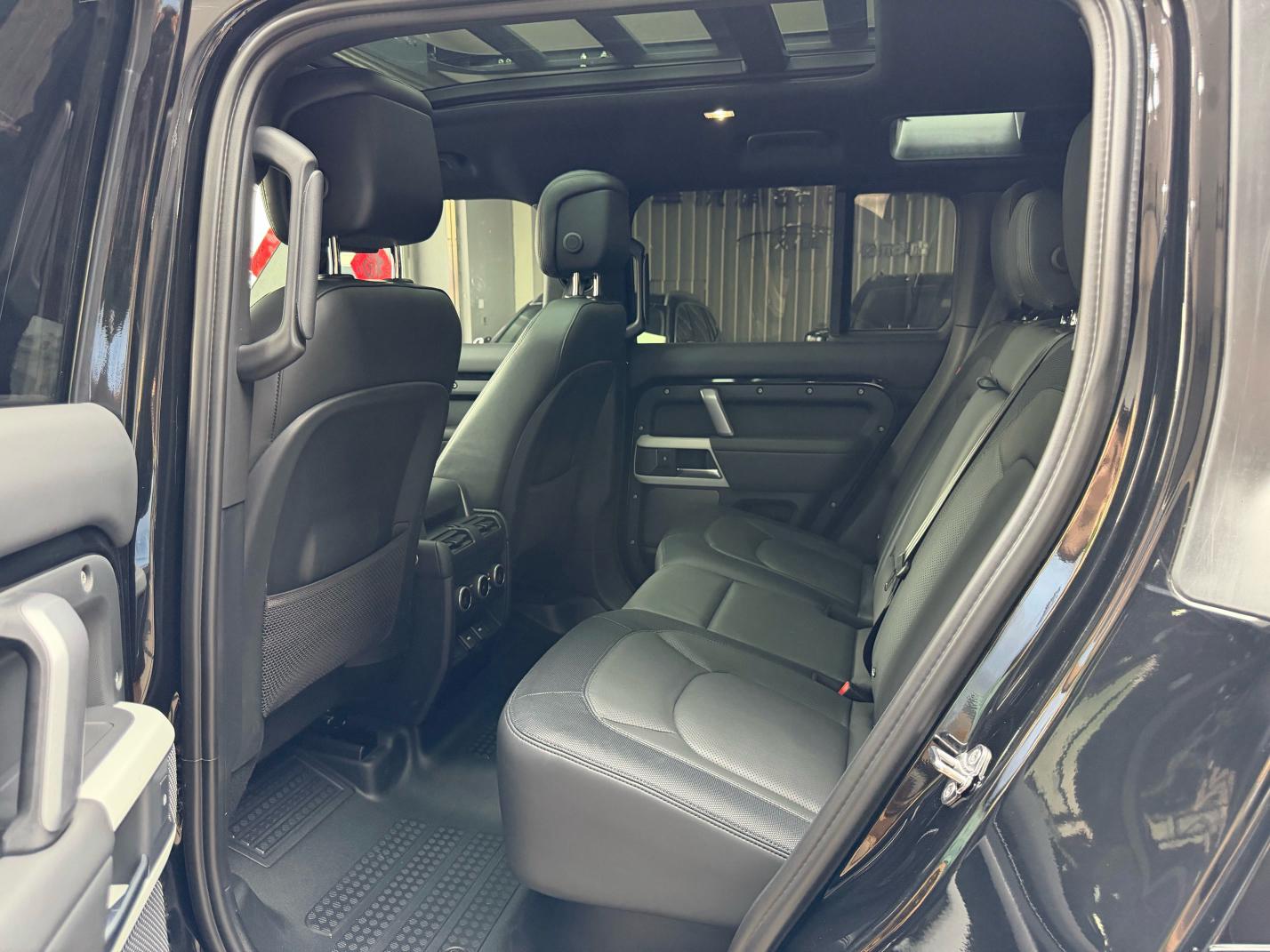 Land Rover Defender 2023, фото 17