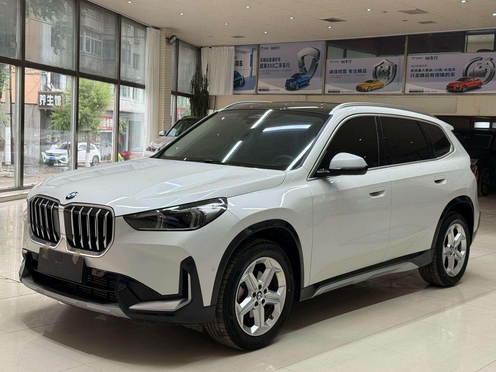 BMW X1 2023, 1.5 л турбо, робот (DCT), передний, пробег 26 000 км — авто из Китая с пробегом