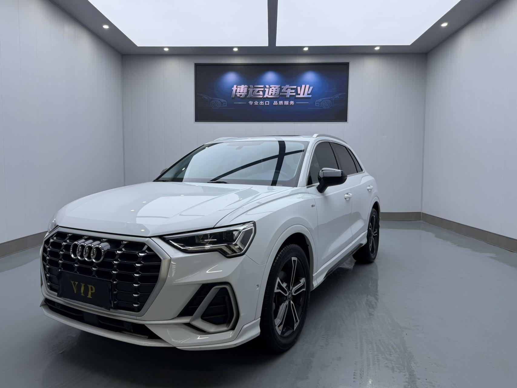 Audi Q3 2022, 1.4 л турбо, робот (DCT), передний, пробег 32 000 км — авто из Китая с пробегом