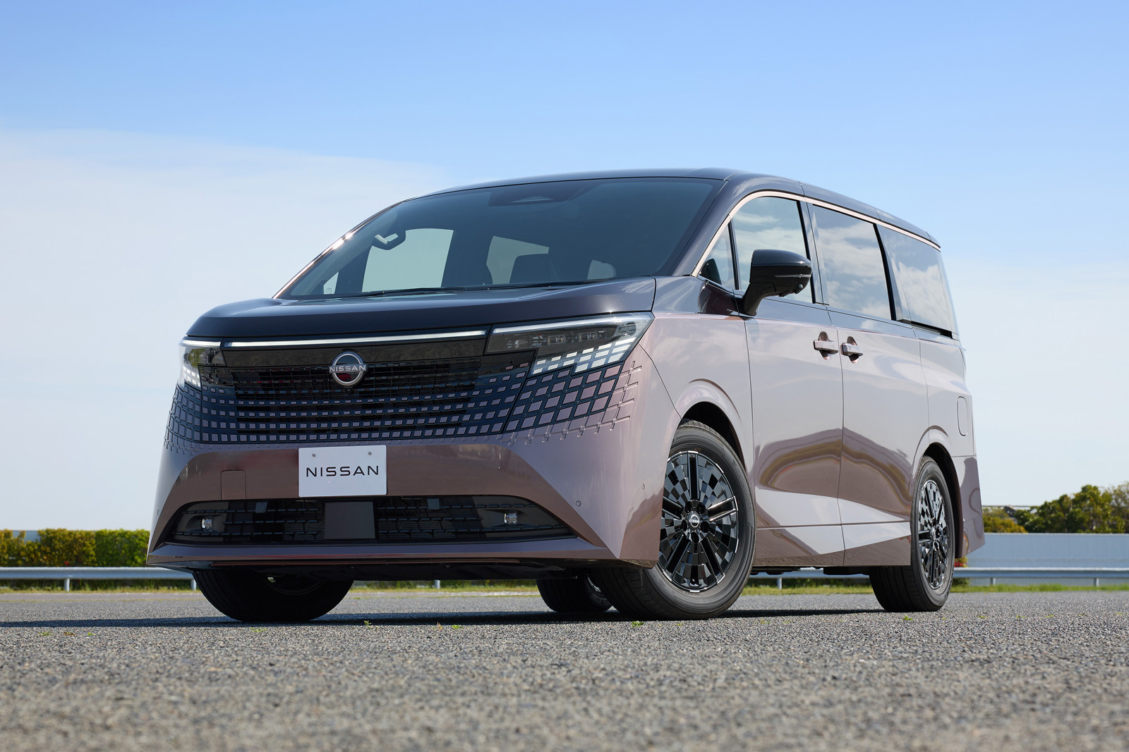 Nissan представил минивэн Elgrand нового поколения с ценой от 3,32 млн рублей
